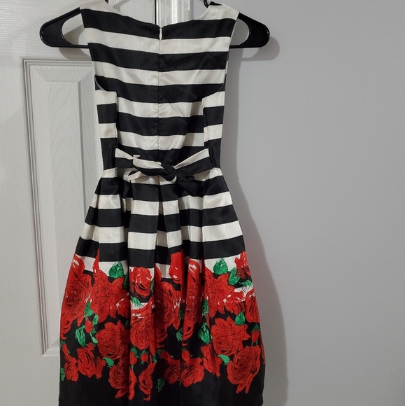 Girls dress - Picture 2 of 2